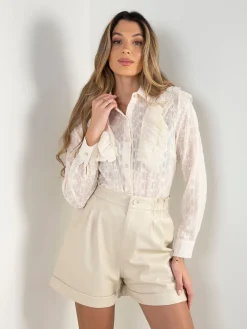 Camisa bordada com renda