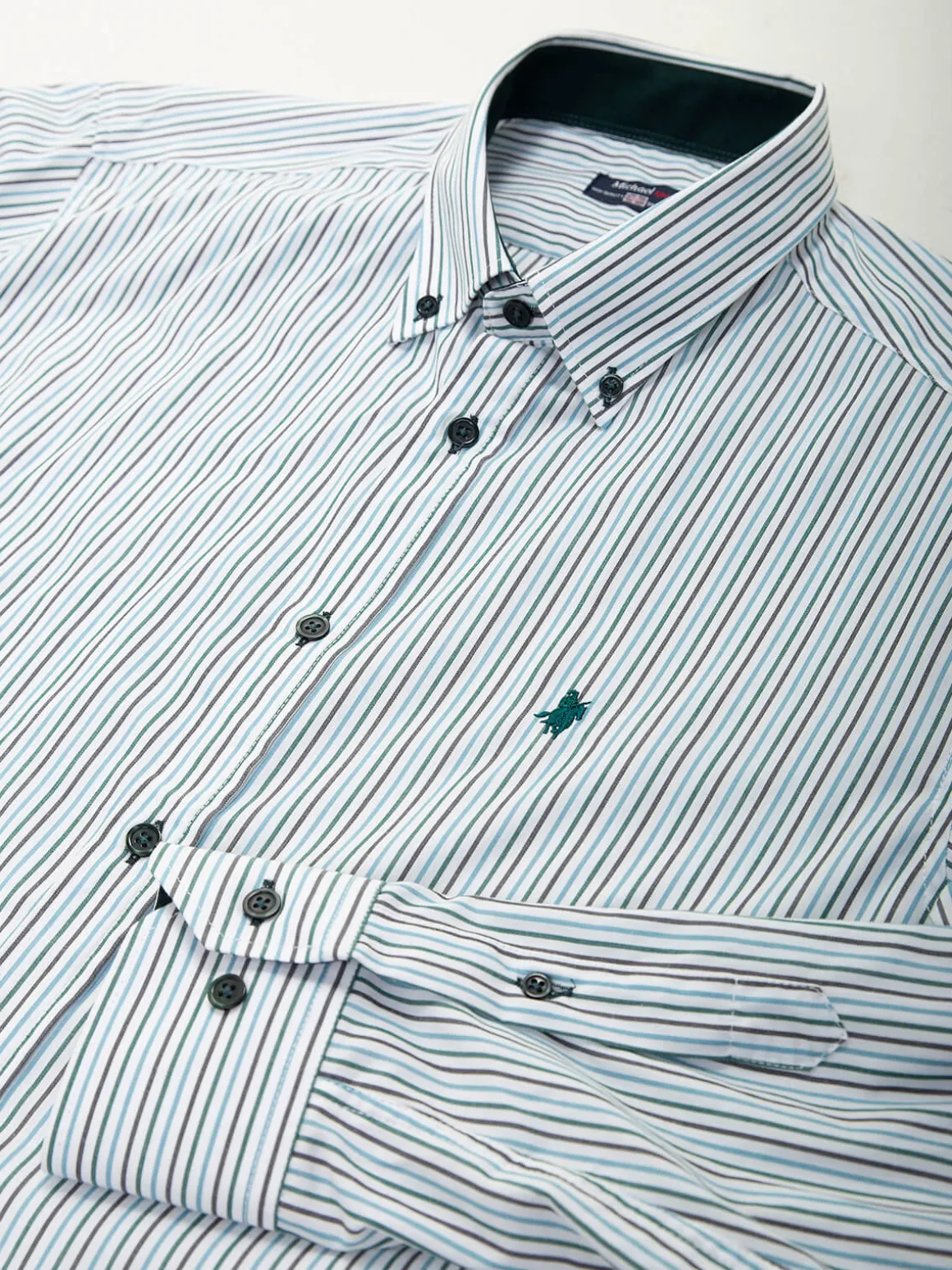 Camisa branca clássica riscas verdes