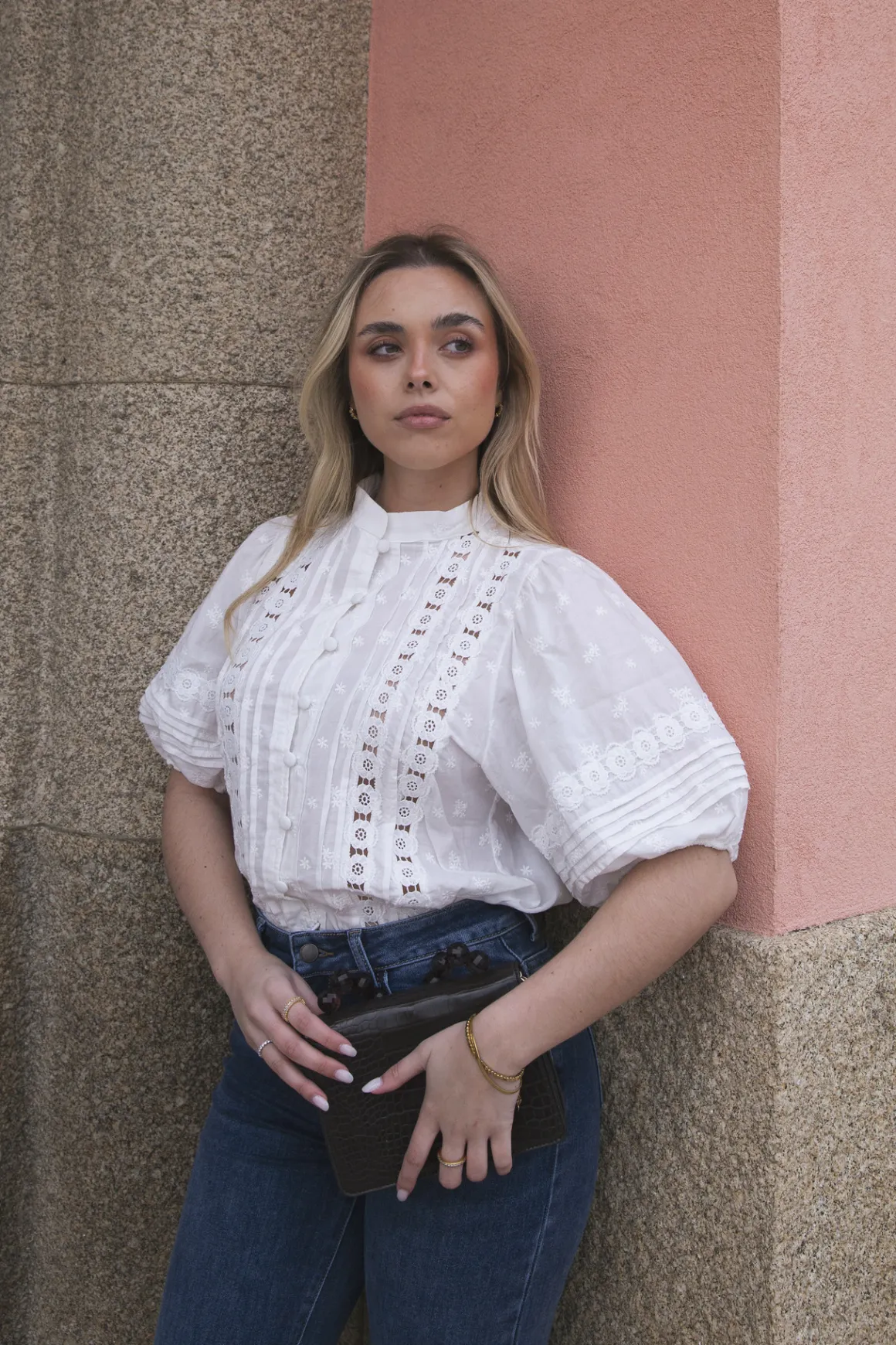 Camisa branca com bordados