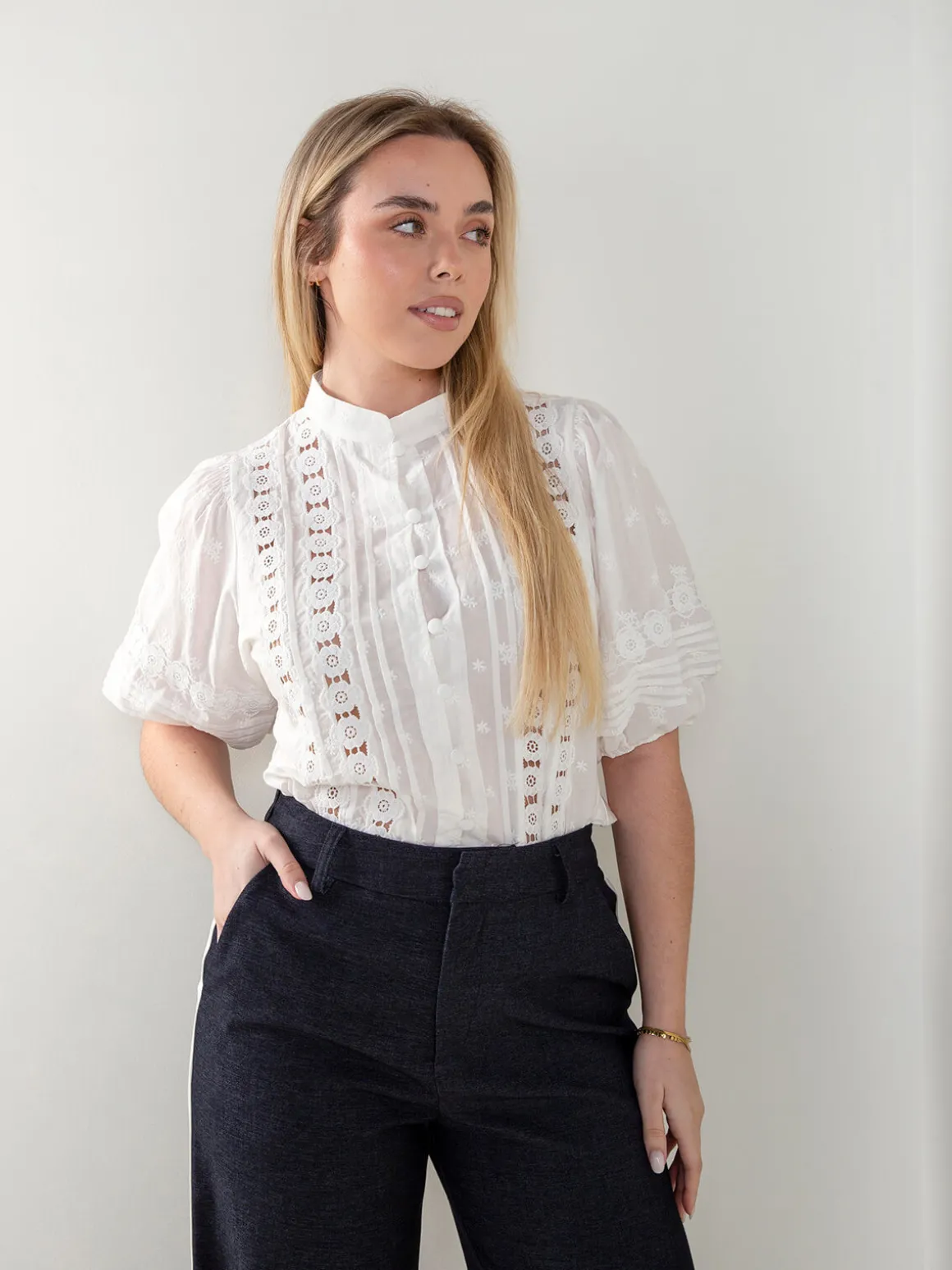 Camisa branca com bordados