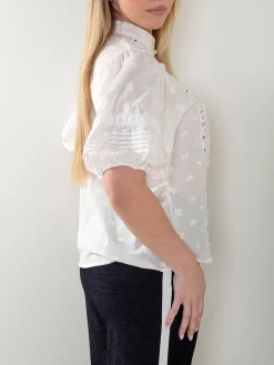 Camisa branca com bordados