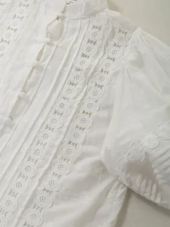 Camisa branca com bordados