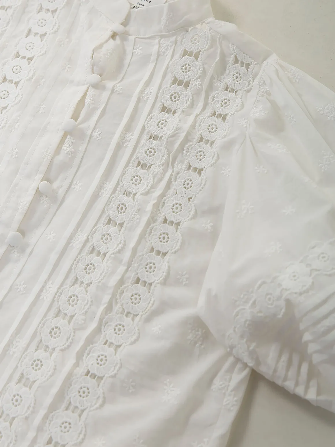 Camisa branca com bordados