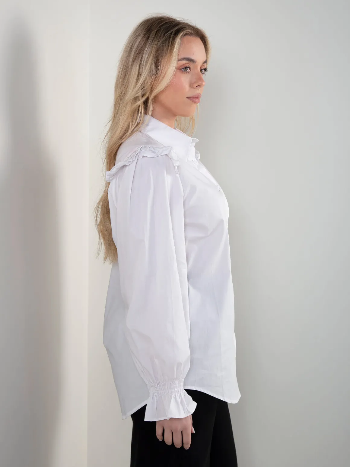 Camisa branca com folhos