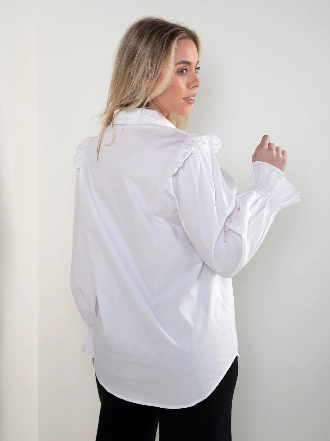 Camisa branca com folhos