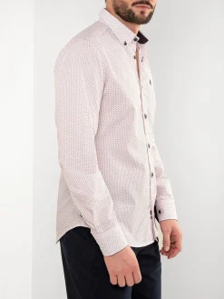 Camisa branca com padrão bordeaux