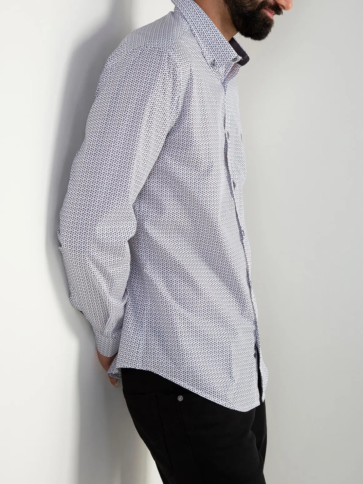 Camisa branca com padrão cinza