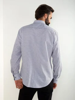 Camisa branca com padrão cinza