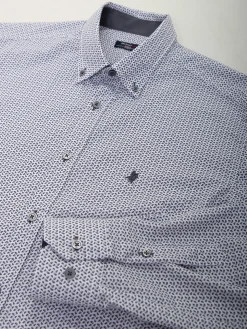 Camisa branca com padrão cinza