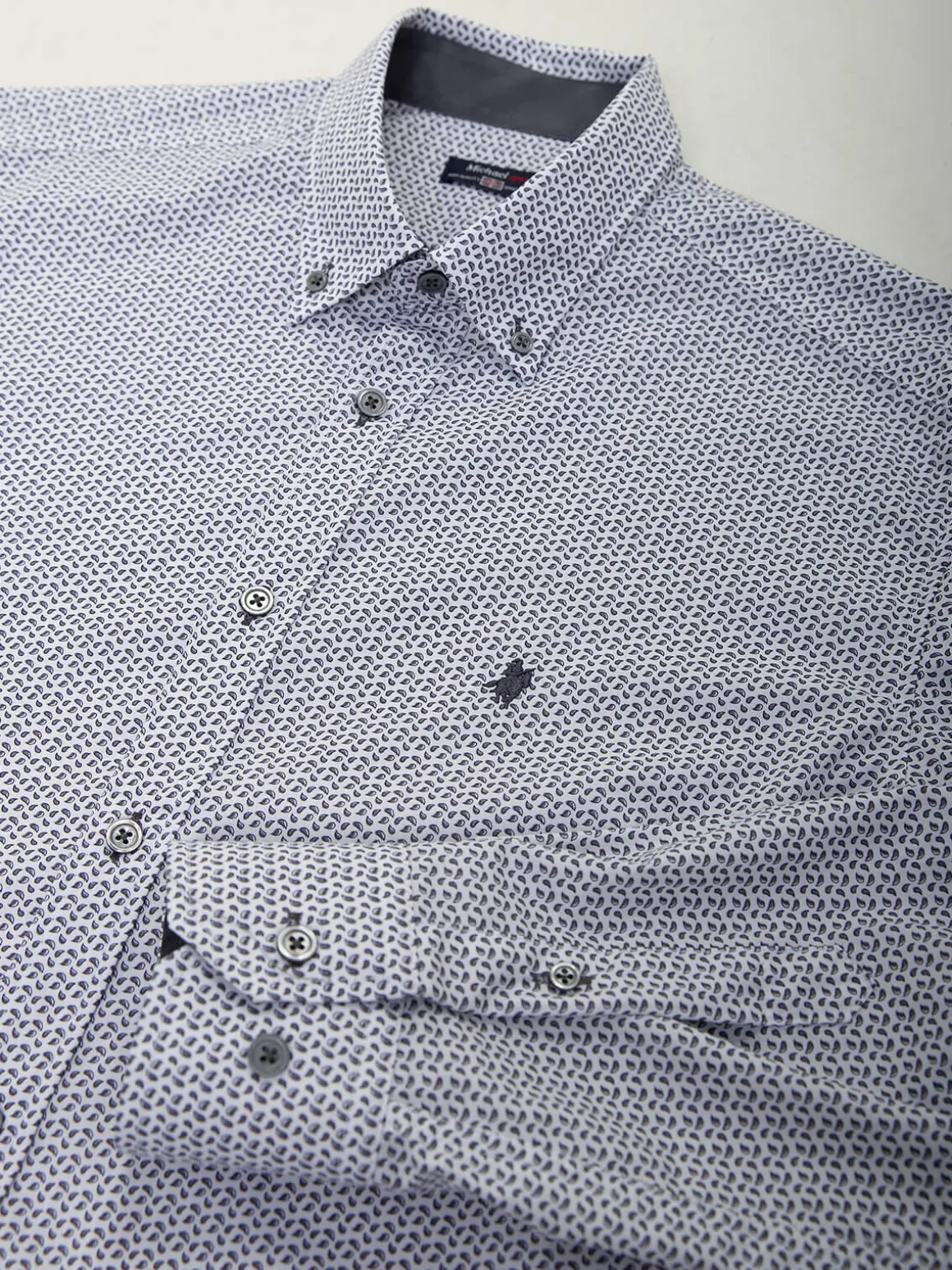 Camisa branca com padrão cinza