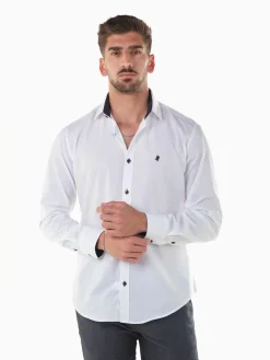 Camisa branca com símbolo