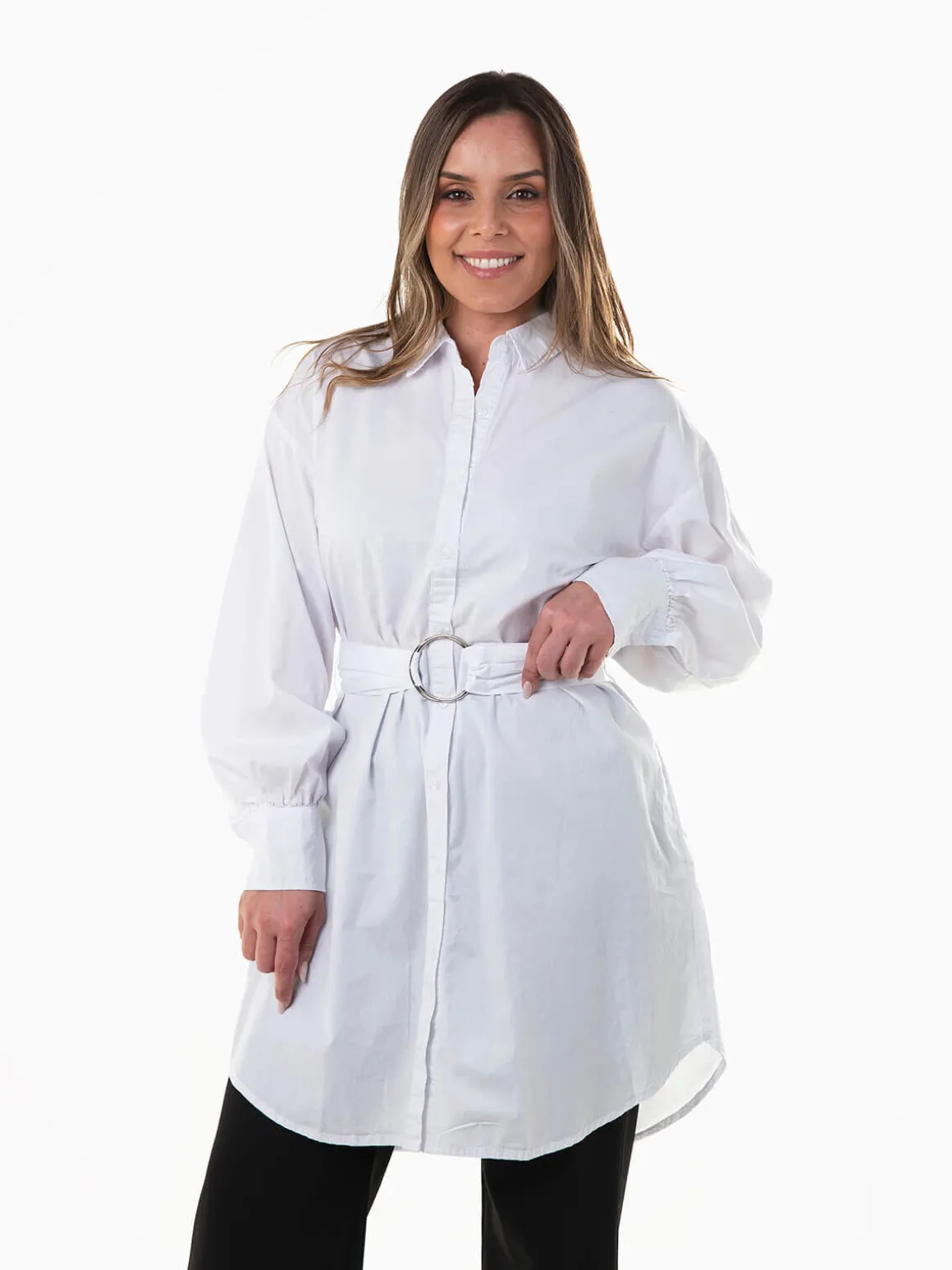 Camisa branca comprida com cinto