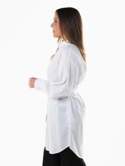 Camisa branca comprida com cinto