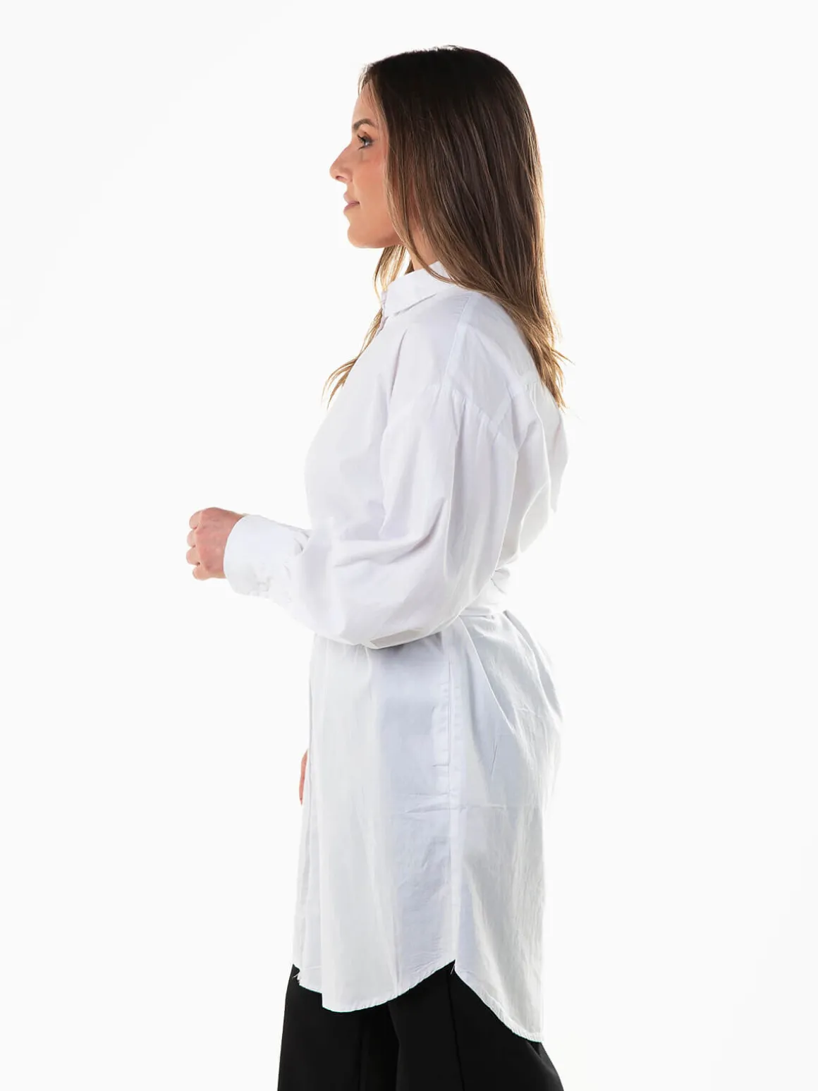 Camisa branca comprida com cinto