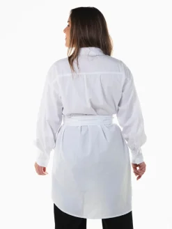 Camisa branca comprida com cinto