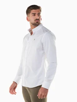 Camisa branca slim fit com símbolo