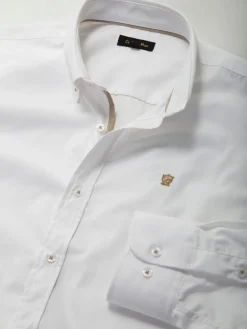 Camisa branca slim fit com símbolo