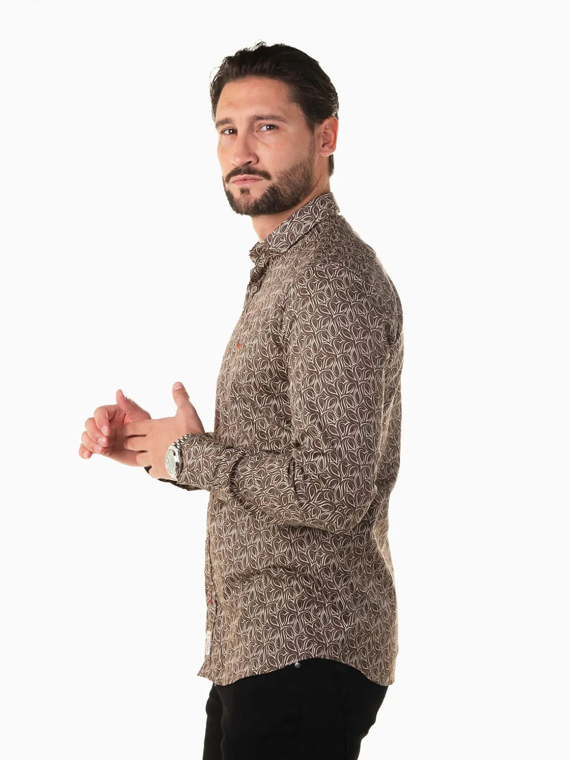 Camisa castanha com estampado