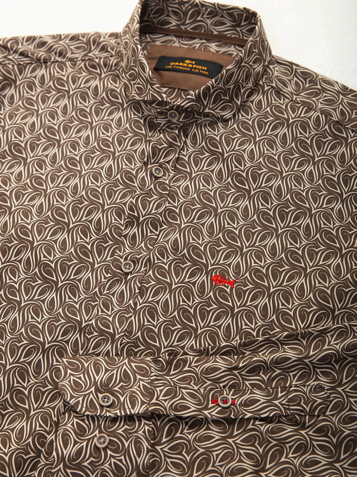Camisa castanha com estampado