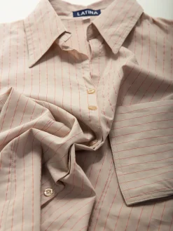 Camisa cintada às riscas