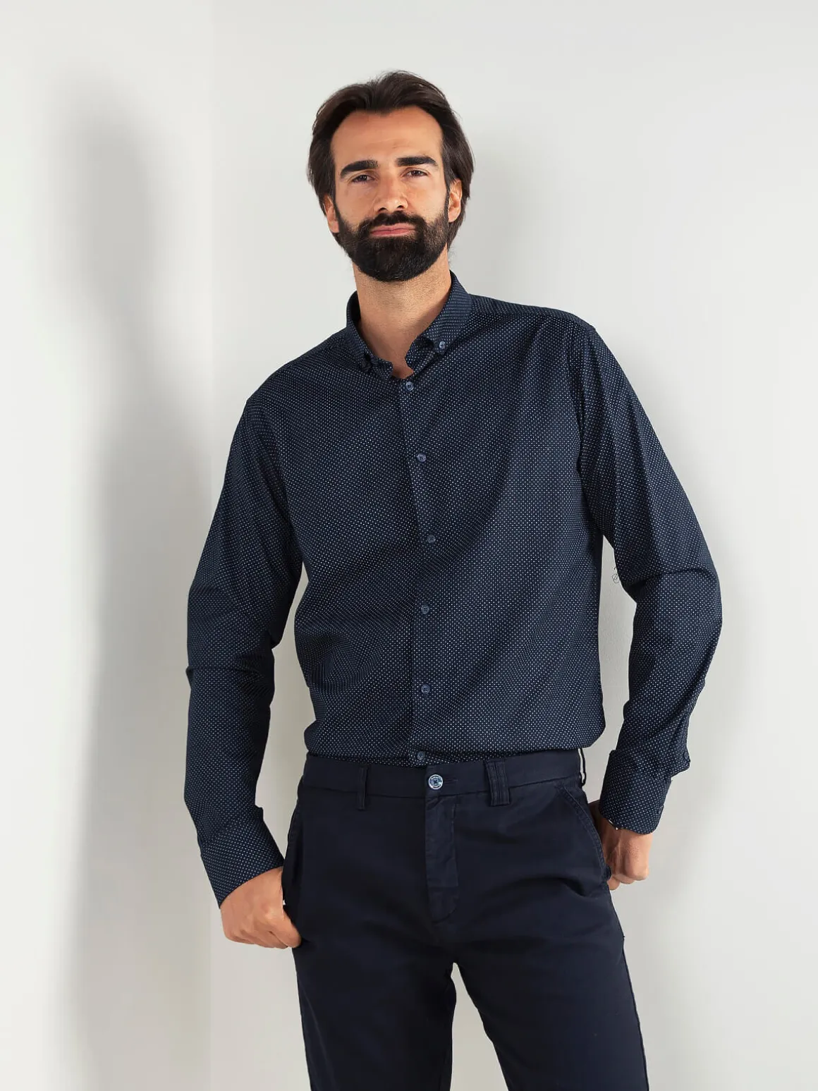 Camisa clássica azul marinho com padrão