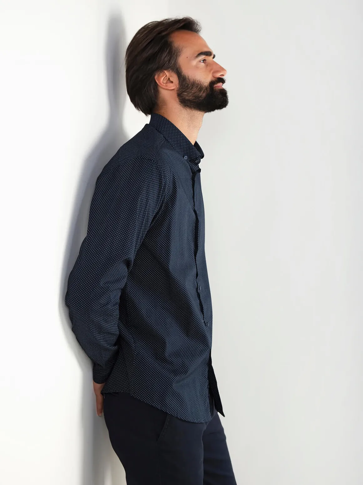 Camisa clássica azul marinho com padrão