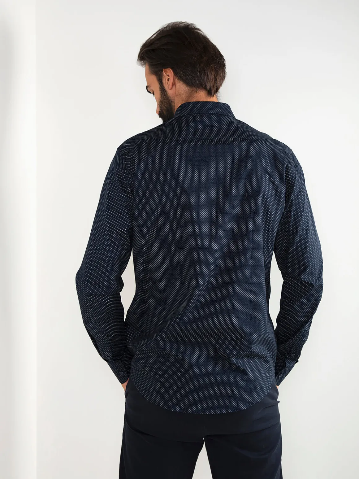 Camisa clássica azul marinho com padrão