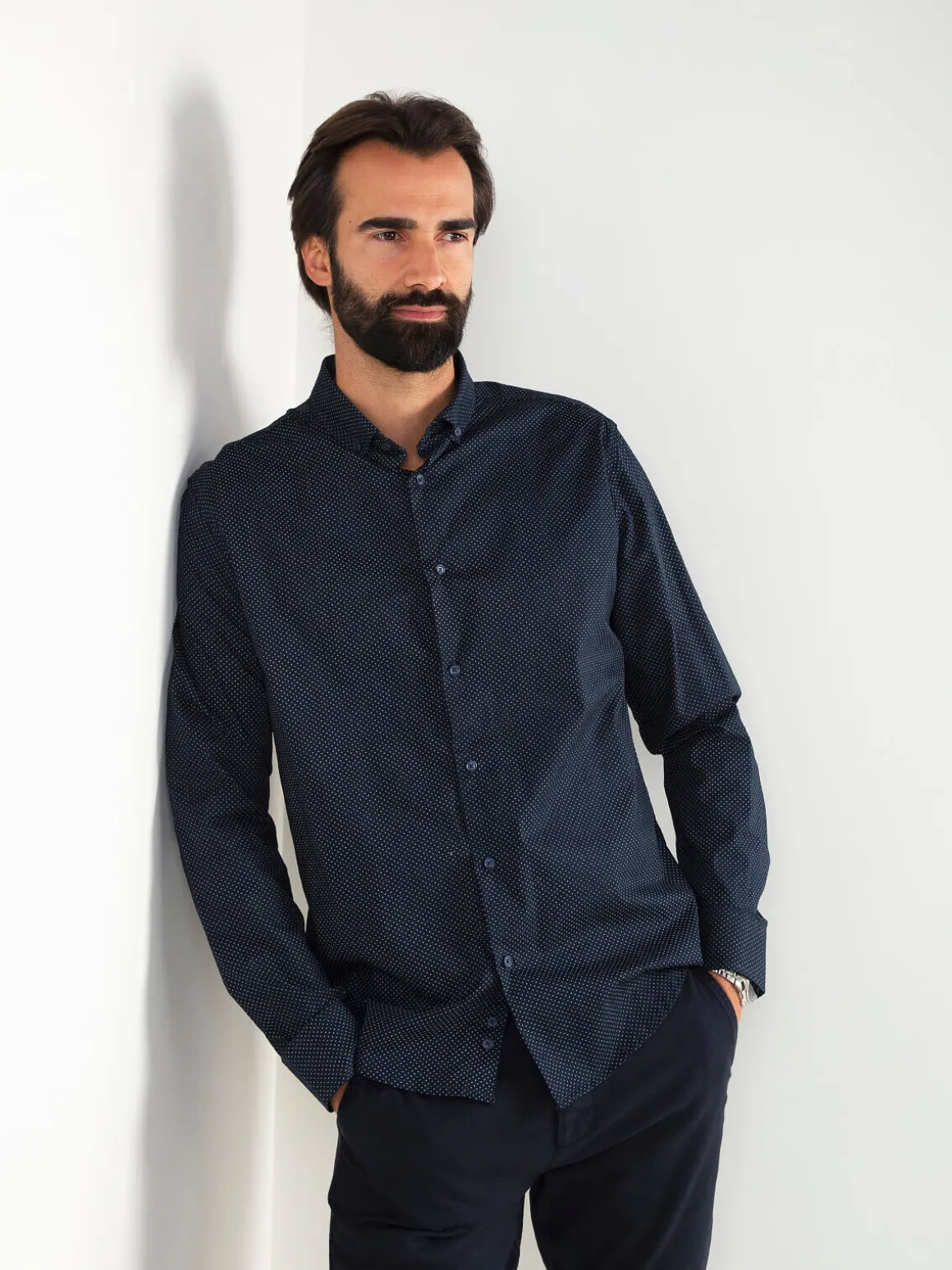 Camisa clássica azul marinho com padrão