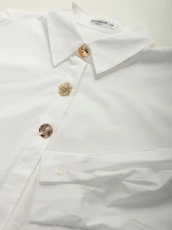 Camisa com botões dourados