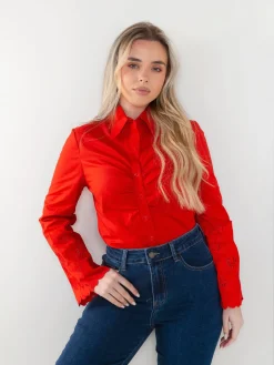 Camisa com franzido e manga bordada