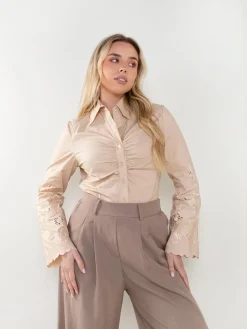 Camisa com franzido e manga bordada