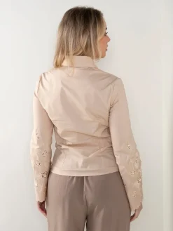 Camisa com franzido e manga bordada