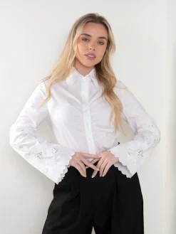 Camisa com franzido e manga bordada