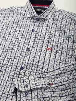 Camisa com padrão geométrico