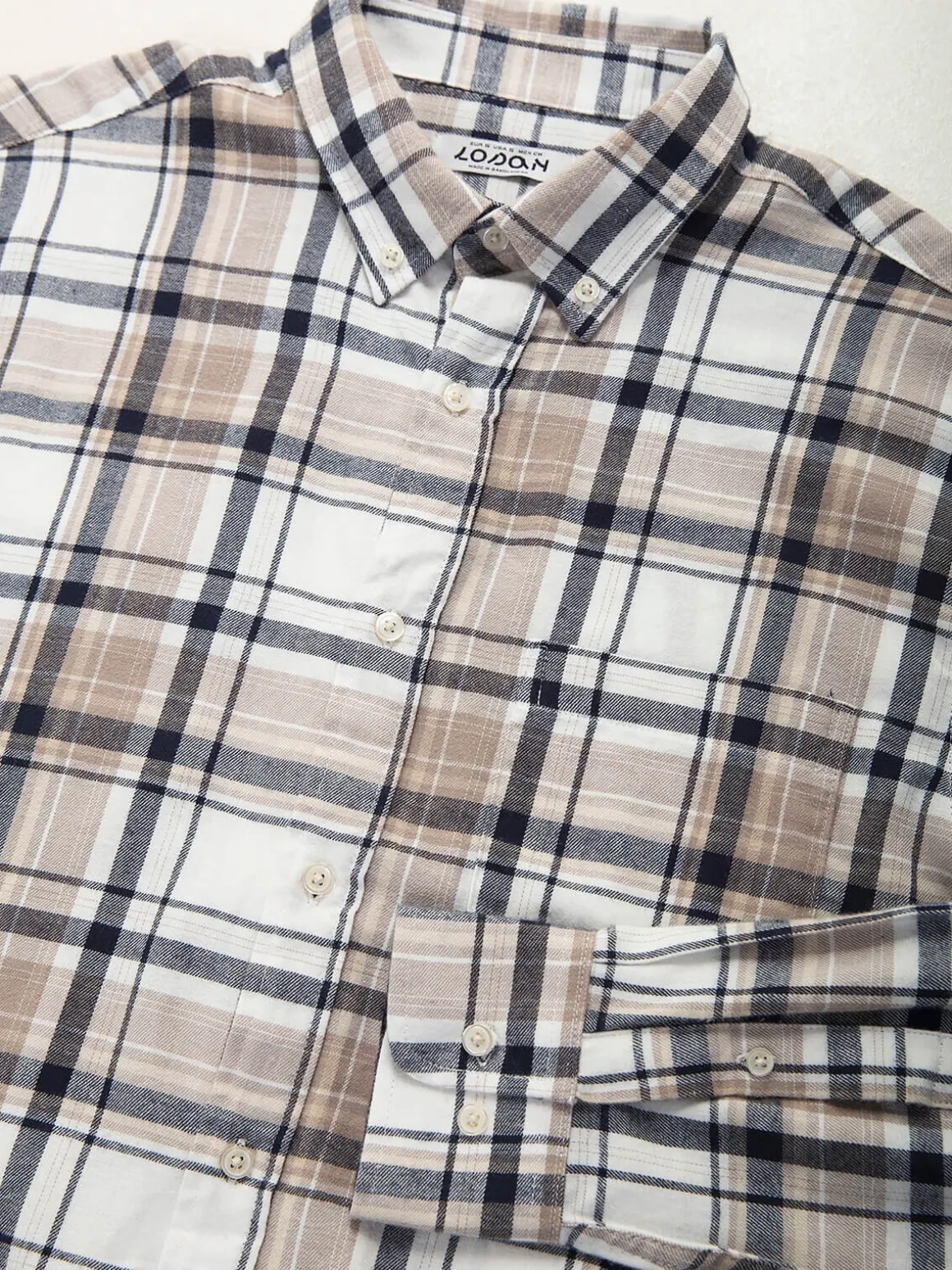 Camisa flanela bege com xadrez azul marinho