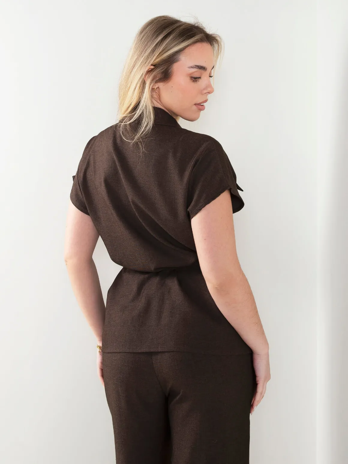 Camisa fluída com cinto ajustável