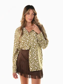 Camisa fluída com padrão geométrico