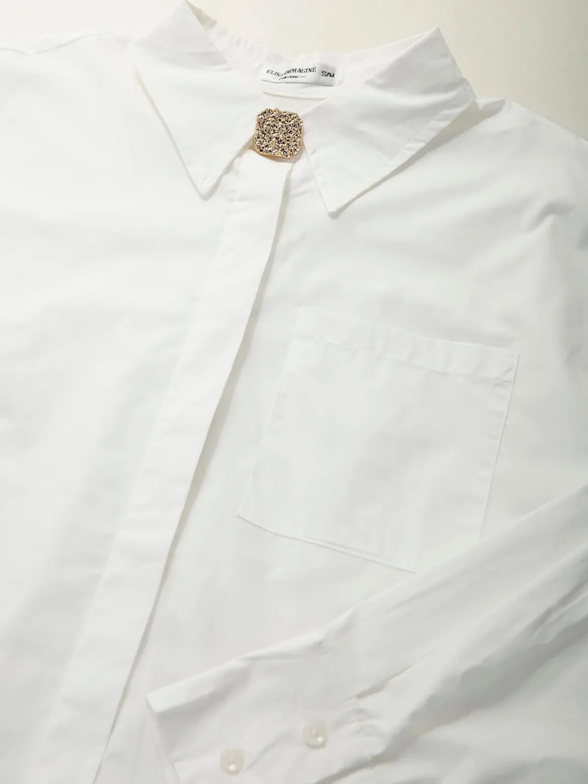 Camisa oversize com botão dourado