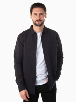 Camisa preta com bolso