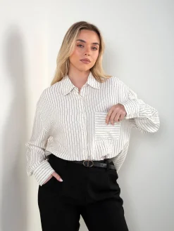 Camisa pérola às riscas com aplicações