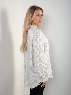 Camisa pérola às riscas com aplicações