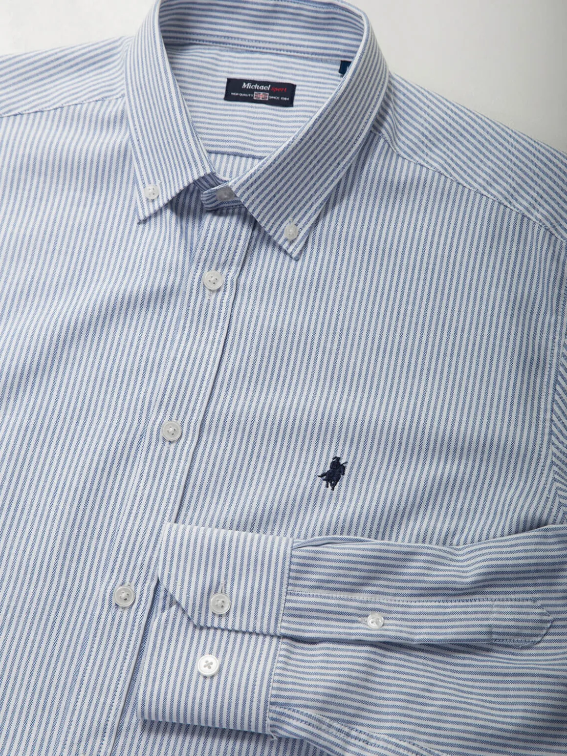 Camisa às riscas com símbolo