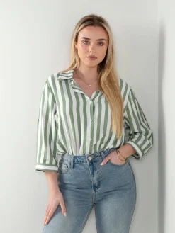 Camisa às riscas manga 3/4