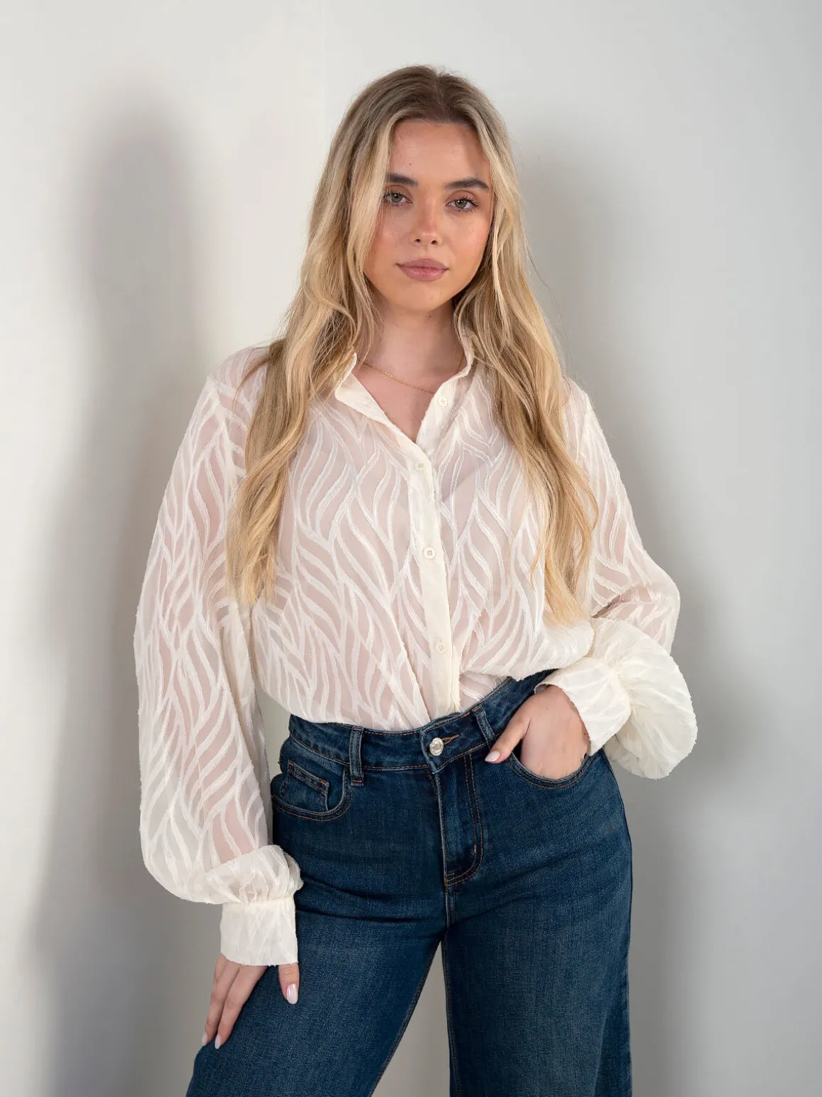 Camisa semitransparente com padrão