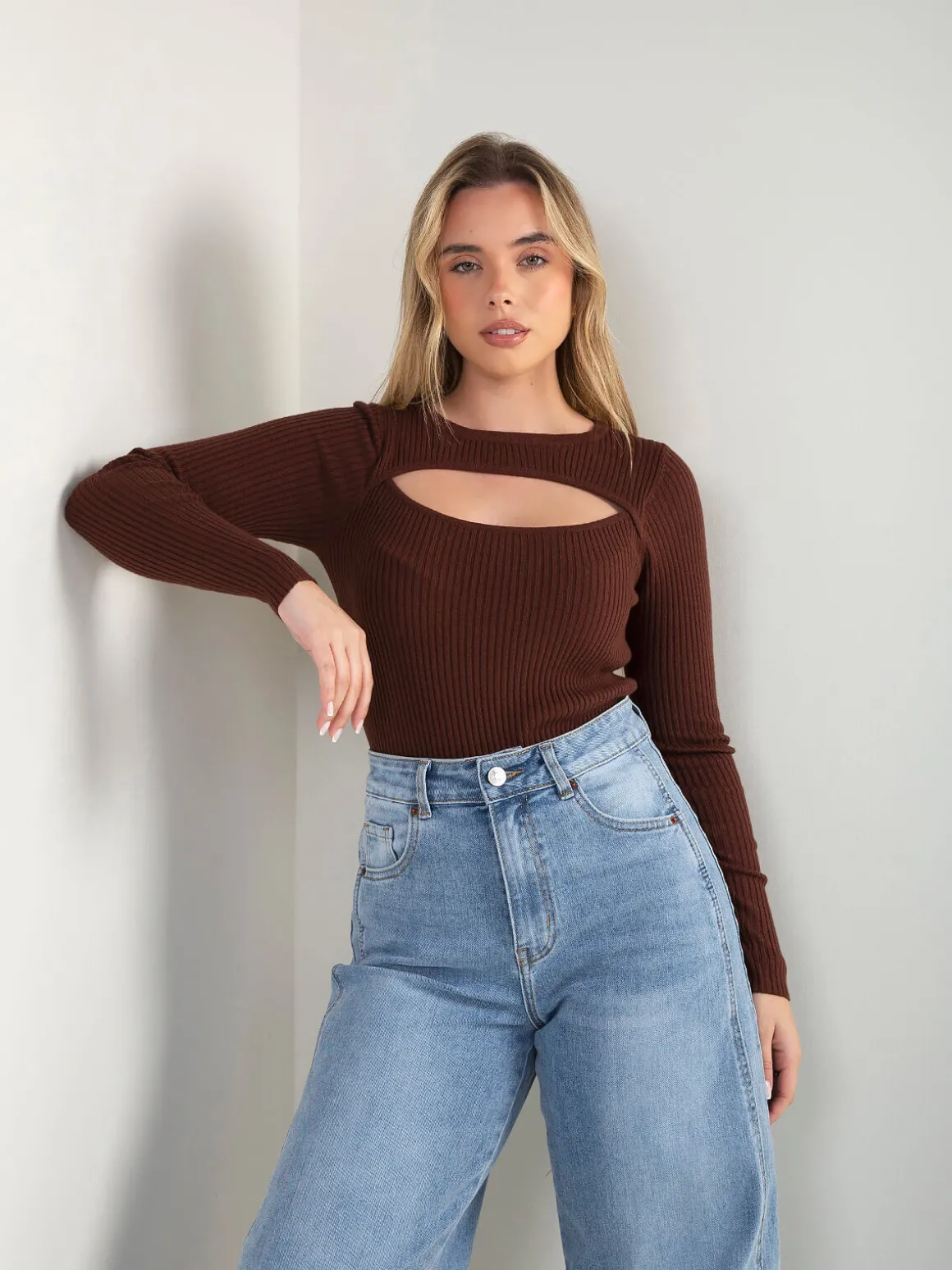 Camisola canelada com recorte