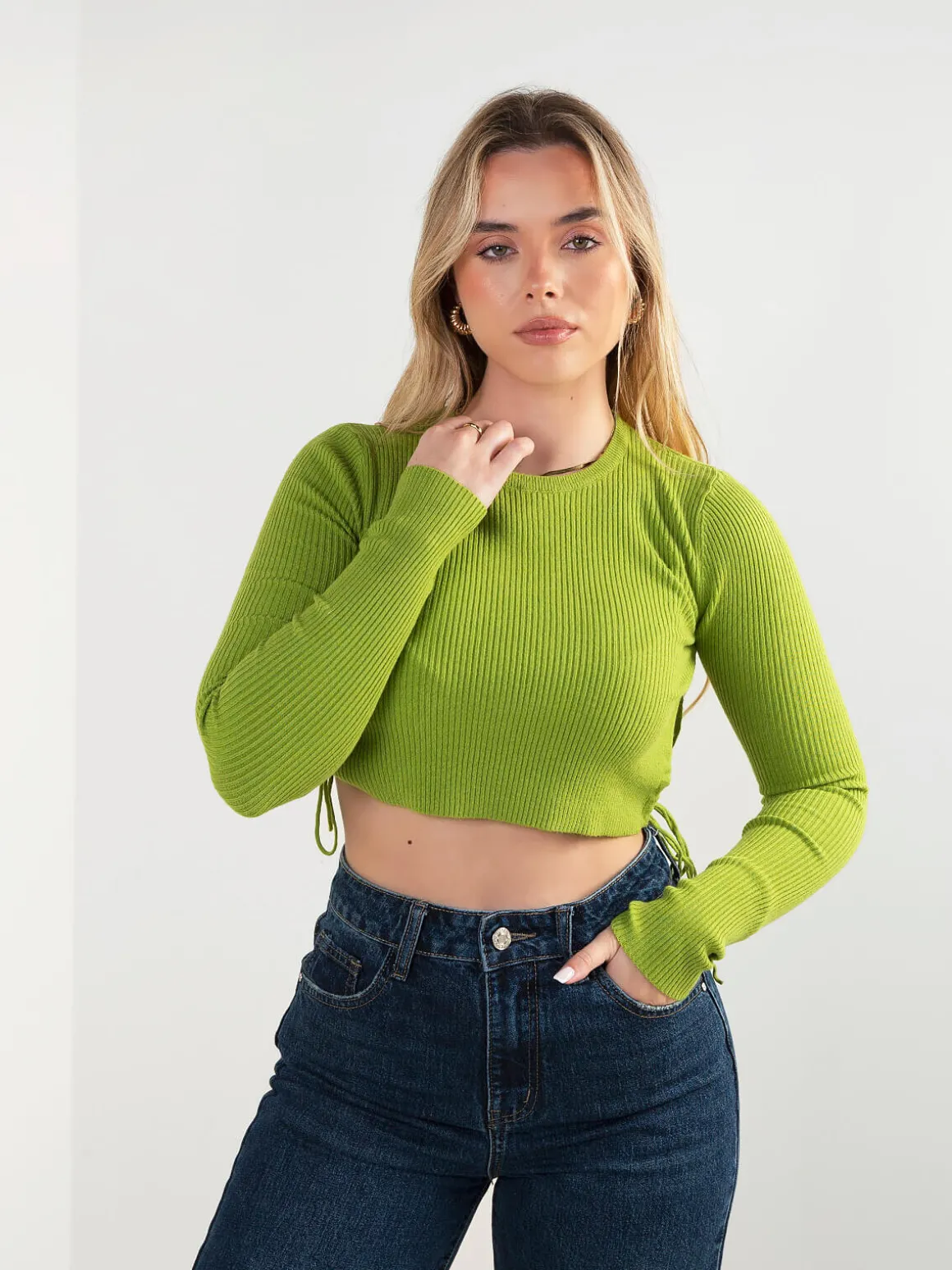 Camisola cropped canelada com cordões laterais