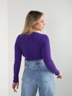 Camisola cropped canelada com cordões laterais