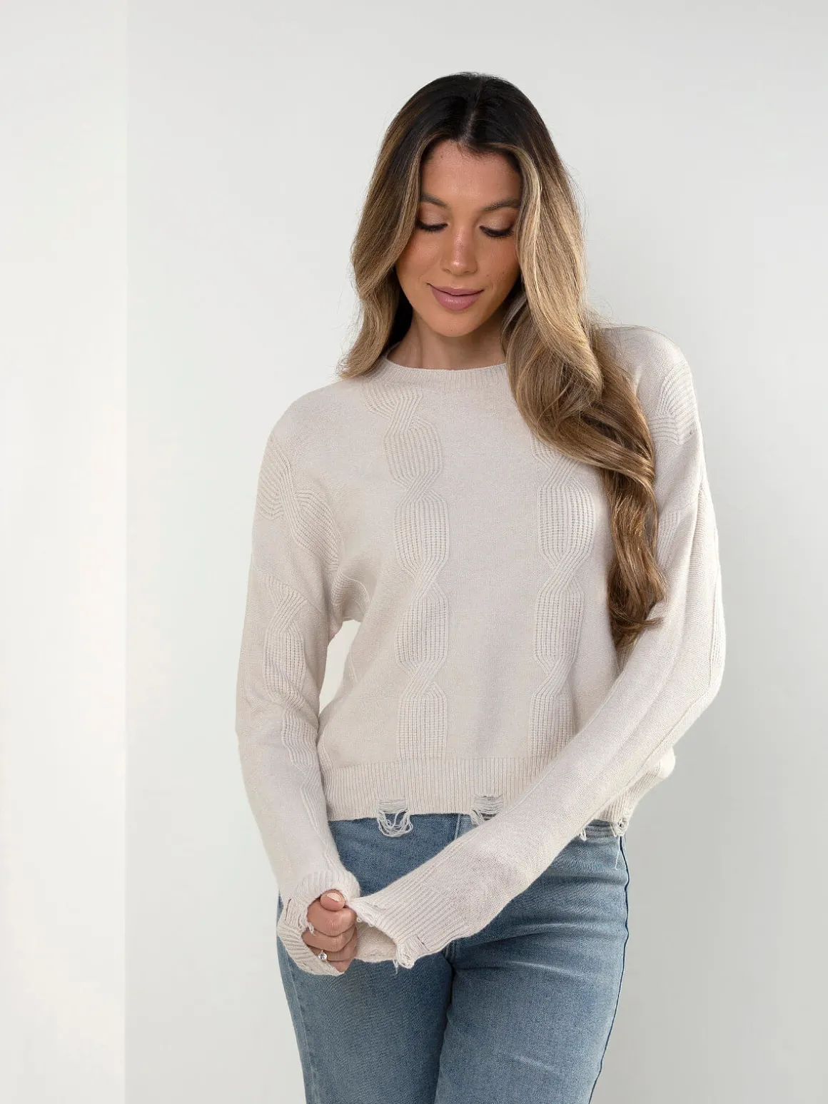 Camisola de malha com acabamento desfiado