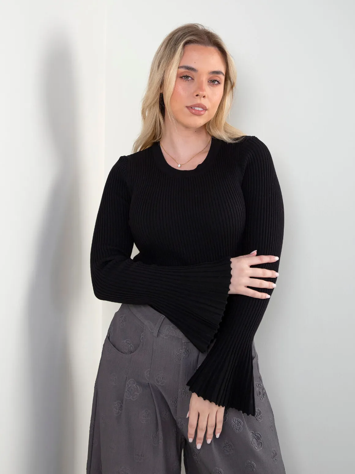 Camisola malha canelada com mangas flare