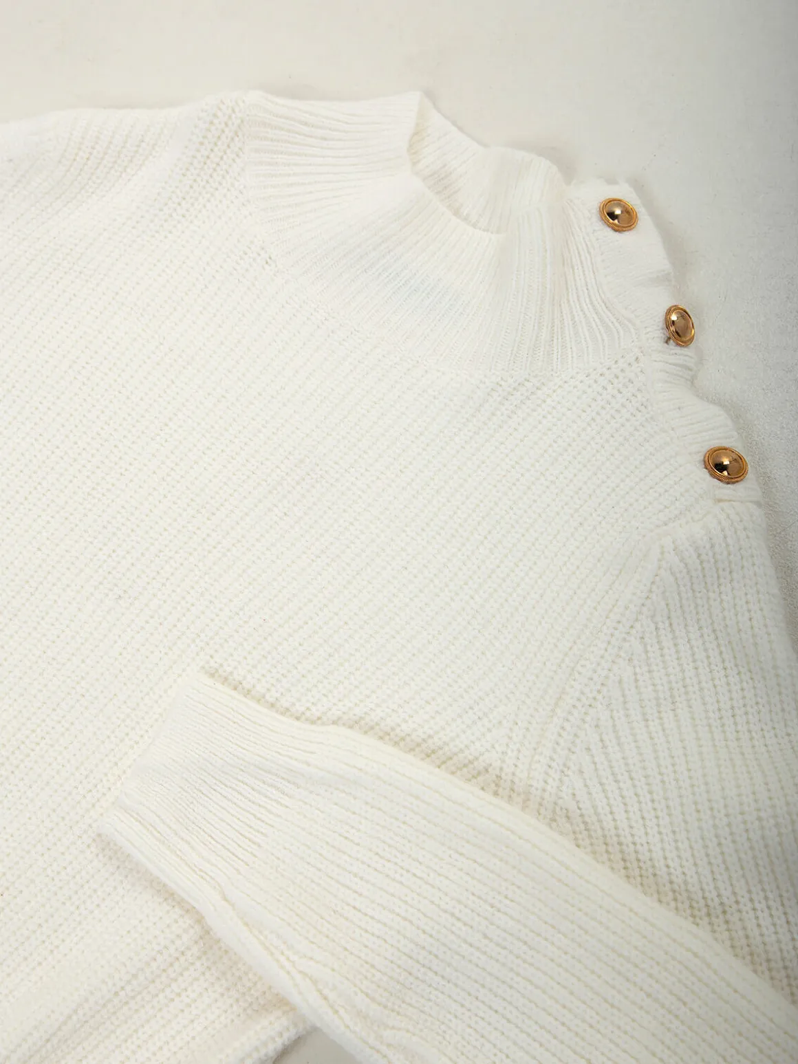 Camisola malha com botões no ombro